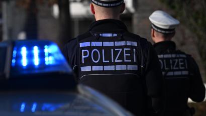 Symbolbild: Bernd Weißbrod/dpa
Das Logo der Polizei auf der Dienstkleidung von Polizisten.