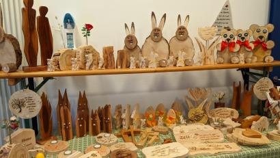 Bild: kwl
Kreative Dekoartikel finden die Besucher des Ostermarkts im Eingangsbereich der Musikschule in der Neustädter Stadthalle.