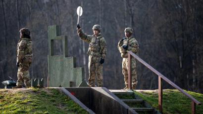 Bild: Pfc. Rayonne Bissant
Damit US-Soldaten in Grafenwöhr auf der Schießbahn üben können, sind sie auf deutsche Beschäftigte angewiesen. Solche sollen aber vorerst nicht mehr eingestellt werden.