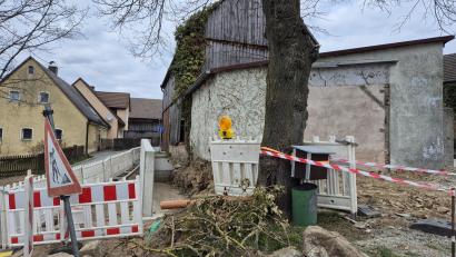 Bild: Lowak
Von außen ist noch nicht viel zu sehen, doch der Umbau des alten Stalls zum Dorfgemeinschaftshaus läuft bereits auf Hochtouren. Links neben dem Gebäude entsteht eine Rampe für den barrierefreien Zugang.