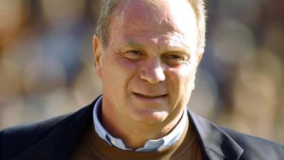 Bild: Carmen Jaspersen/dpa
Bayerns damaliger Manager Uli Hoeneß im Jahr 2003 im Hamburger Stadion am Millerntor mit Retter-Shirt des FC St. Pauli .