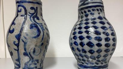 Bild: bod
Zwei Krüge aus Pressather Produktion sind in der Sonderausstellung des Heimatpflegebundes Pressath zu sehen.