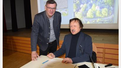 Bild: bö
Bürgermeister Peter Braun (links) ließ sich bei der Vorstellung des Buches "Schatzkammer der Oberen Pfalz" von Autor Franz X. Bogner ein Exemplar signieren.
