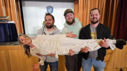 Bild: ld
Diese drei Besucher ließen es sich nicht nehmen, die Künstlerin für ein Foto auf Händen zu tragen.