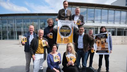 Bild: gsp
Die Vorfreude bei den Organisatoren des Bierfests ist schon groß. Hinten von links: Arno Diener (Sudhang Hausbrauerei), Kulturreferent Fabian Kern, Martin Sterk (Brauerei Sterk, Raigering) Franz Kummert (Brauerei Kummert) OB Michael Cerny, Reiner Volkert (Leiter Kulturamt), Anton Bruckmüller (Brauerei Bruckmüller), Maximilian Winkler (Brauerei Winkler). Vorne von links: Barbara Cosima Frey (Kulturamt), Erika Sauerwein (ACC).