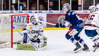 Archivbild: Tobias Neubert
Auch dank Ilya Sharipov (weißes Trikot, Szene aus dem Spiel gegen die Blue Devils) stehen die Ravensburg Towerstars nach dem 5:3 in Krefeld kurz vor dem Finaleinzug.