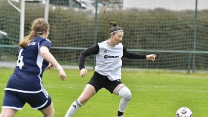 Bild: Hubert Ziegler
Anna Kreißl (rechts) und ihre teamkolleginnen aus Theuern empfangen am Samstag Amicitia München.