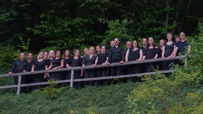 Bild: Dieter Popp/exb
Das Gospelensemble Deliverance gestaltet den Kreuzweg musikalisch.