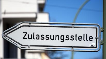 Symbolbild: Soeren Stache/dpa
Wo die beiden Kfz-Zulassungsstellen im Landkreis Tirschenreuth sind, dürfte bekannt sein: Tirschenreuth und Kemnath. Schwieriger ist es derzeit, einen Termin zu ergattern.