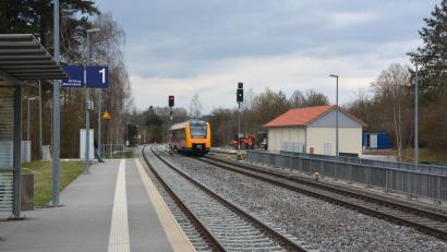 Bild: jr
Die Strecke durch den Bahnhof Pechbrunn soll elektrifiziert werden – die dafür geplante Stromtrasse stößt aber auf Kritik im Gemeinderat.