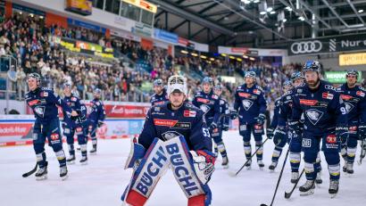 Bild: Johannes TRAUB / JT-Presse.de
Torwart Erik Eder (weißer Helm) wird nach dem Spiel gegen den EHC Red Bull München von den Fans und der Mannschaft des ERC Ingolstadt gefeiert