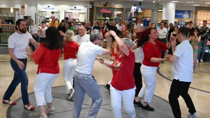 Bild: gf
So schwungvoll war der Flashmob im Bekleidungshaus Wöhrl in Amberg voriges Jahr.