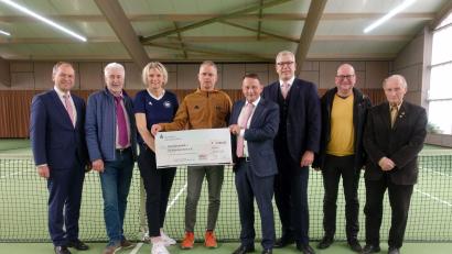 Bild: Thomas Kummer (TG Neunkirchen e. V.)
Die Sportförderung der ehemaligen Stadtsparkasse Weiden überreicht der Tennisgemeinschaft Neunkirchen einen symbolischen Scheck.