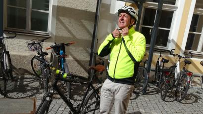 Bild: Houschka
Helm auf für die letzte Tour von Amberg nach Neumarkt: Zehn Jahre lang hat Richter Peter Hollweck seinen Dienstweg zum Landgericht weitgehend mit dem Fahrrad zurückgelegt. Jetzt geht der 66-jährige Jurist in den Ruhestand.