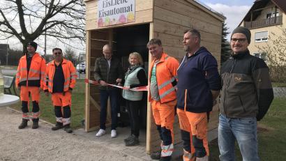 Bild: mma
Christian Hiltel (von links), Robert Herrmann, Bürgermeister Bernhard Lindner, Anette Weigl, Thorsten Mutzbauer, Mario Reinhold und Jürgen Huber freuten sich über die Eröffnung des Eisautomaten auf der Gockelwiese.