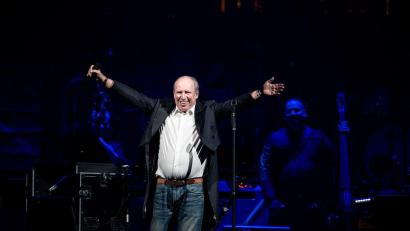 Bild: Fabian Strauch/dpa
Hans Zimmer steht auf der Bühne und spricht zum Publikum beim Auftakt der „Hans Zimmer Live - Europe Tour 2023“ in der Rudolf Weber-Arena in Oberhausen. Der Musiker wurde bereits mehrfach für den Oscar, den Golden Globe Award und für den Grammy Award nominiert. Seinen letzten Oscar erhielt Hans Zimmer Ende März 2022 für den Soundtrack zu "Dune".