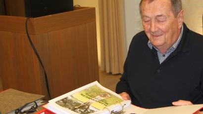 Bild: wro
Rudolf Ehstand (Bild) hat sich in Falkenberg umgesehen und Kleindenkmäler, Marterln und Haus-Heilige an den Giebeln katalogisiert und fotografiert.