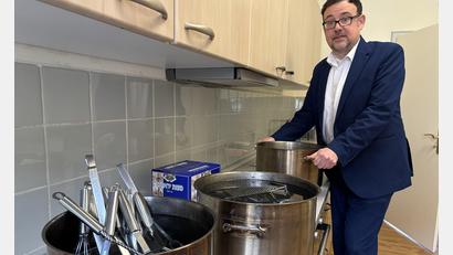 Bild: san
Rabbiner Elias Dray kaschert die Küche seiner Amberger Gemeinde für das am 12. April beginnende Pessach-Fest: Besteck und Küchenhelfer dürfen 24 Stunden lang nicht benutzt werden und kommen dann in kochend heißes Wasser.