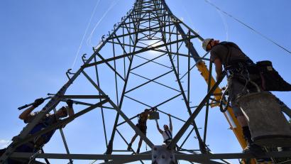 Bild: Martin Schutt/dpa
Monteure arbeiten an einem neuen Mast für eine Bahnstromtrasse. Eine solche Leitung soll auch zwischen Regensburg, Schwandorf und Pechbrunn (Landkreis Tirschenreuth) entstehen. Die Raumverträglichkeitsprüfung läuft.