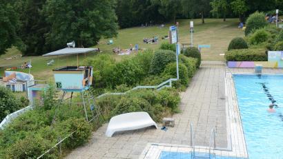 Archivbild: bey
Die Schwimmbecken im Freibad Pleystein bleiben 2025 leer. Aber die Liegewiese und die anderen Freizeiteinrichtungen könnten laut Bürgermeister Rainer Rewitzer genutzt werden.