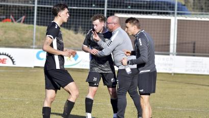 Archivbild: Hubert Ziegler
Trainer Markus Kipry gibt seinen Spielern Anweisungen. Die DJK Gebenbach befindet sich mitten im Abstiegskampf der Bayernliga Nord.