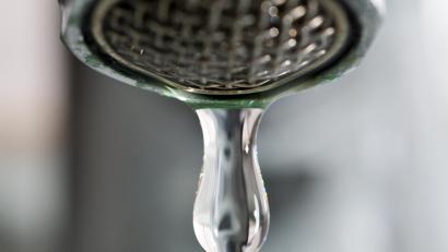 Symbolbild: Patrick Pleul/dpa
In vielen Ortsteilen der Gemeinde Theisseil ist das Wasser nach einem weiteren Rohrbruch abgesperrt.