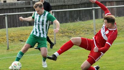 Bild: Hecht
Der Mitterteicher Daniel Kahrig (links) will im Spiel gegen den TSV Weißenburg eine Flanke schlagen. Das Heimspiel endete zuletzt 0:0 - ein Ergebnis, mit dem der SVM in Schwabach sehr zufrieden wäre.