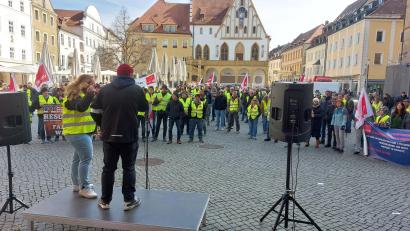 Bild: mfh
Über 100 ortsansässige Beschäftigten bei den Stationierungsstreitkräften hatten sich vor der nächsten Tarifrunde zu einem Warnstreik in Amberg eingefunden.