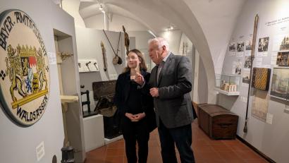 Bild: pz
Franziska Beck zusammen mit Hans Zölch im Stiftlandmuseum. Die einst vom Gerwig-Kreis initiierte Einrichtung ist vor 50 Jahren eröffnet worden. Das Jubiläum wird dieses Wochenende mit einem Museumsfest gefeiert.