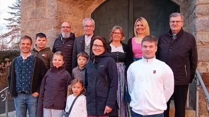 Bild:  Heidi Bayer/exb
Das Jubelpaar feierte im Kreis der Familie. Das Bild zeigt hinten von links Sohn Marco, Oswald und Anneliese Zintl, Tochter Laura und Stadtpfarrer Bernd Philipp, vorne von links Sohn Andreas, Enkel Jonas, die Enkel Katharina, Lorenz und Eva, Schwiegertochter Martina und Sohn Johannes.