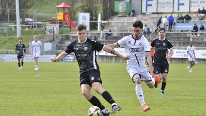 Bild: Hubert Ziegler
Fabian Vogl (links) und die DJK Gebenbach sind am Samstag bei Fortuna Regensburg zu Gast.