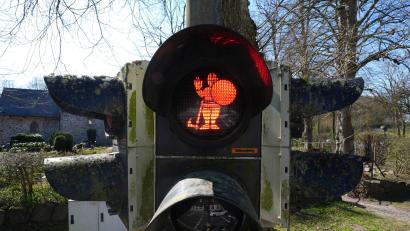 Bild: Marcus Brandt/dpa
An der B76 bei Haithabu regeln nun Wikinger den Verkehr.