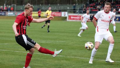 Bild: Dieter Jaeschke
Benedikt Meckl bei einer Flanke: Der Offensivspieler des SC Luhe-Wildenau traf gegen den TB Roding zweimal