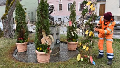 Bild: ubb
Gärtnerin Rosemarie Rahn von der Stadtgärtnerei kümmert sich mit ihren Mitarbeiterinnen um den Heimatbrunnen auf dem Luitpoldplatz und um den Tuchmacherbrunnen auf dem Unteren Marktplatz. Der Jugendstadtrat hängt an den Heimatbrunnen danach noch ein paar Holz-Ostereier.