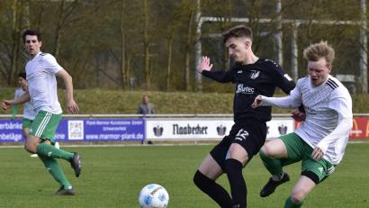 Bild: mhs
Leonid Scheffer (Mitte) vom 1. FC Schwarzenfeld setzt sich in dieser Szene gegen den Stullner Patrick Gruber (rechts) durch. Links beobachtet der Stullner Spielertrainer Andi Meyer die Szene.