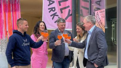 Bild: Susanne Schwab
Ein Prost auf den neuen Dilly-Dally-Designmarkt mit Shopping Day in der Amberger Altstadt (von links): Florian Haller (Drei Höfe), Tanja Schuster (Dilly Dally), der Geschäftsführer der Wirtschaftsförderung Amberg (WifAm) Karlheinz Brandelik, Miriam Dettling (WifAm) und Oberbürgermeister Michael Cerny.