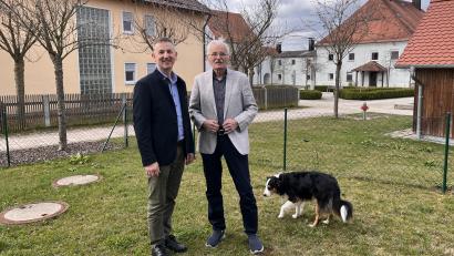 Bild: Regina Kießling /exb
Wolfgang Christoph (rechts) aus Ursensollen feierte 90. Geburtstag. Bürgermeister Albert Geitner gratulierte