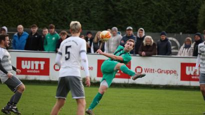 Archivbild: Dieter Jäschke
Max Wittmann (grünes Trikot, Szene aus einem früheren Spiel) und der FC Weiden-Ost sind am Wochenende beim Spitzenreiter in Etzenricht zu Gast.