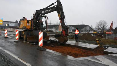 Bild: jr
Seit vergangener Woche laufen die Arbeiten an der Querungshilfe in der Staatsstraße 2169 ins Industriegebiet Birkigt. Bis Ende der Osterferien sollen die Bauarbeiten in diesem Bereich abgeschlossen sein, danach geht’s an die Restarbeiten in der Carl-Zeiss-Straße.