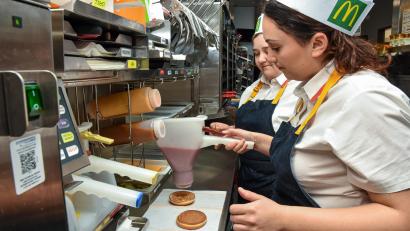Bild: Stephan Huber
Der Weg eines Cheeseburgers in der Amberger Mc-Donald's-Filiale: Hristina verteilt auf die gerösteten Brötchen Sauce.