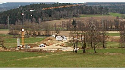 Bild: ld
Südlich der Staatsstraße bei Pullenreuth ist eine größere Baustelle sichtbar. Dort entsteht die Brücke der künftigen Ortsumgehung von Lochau.