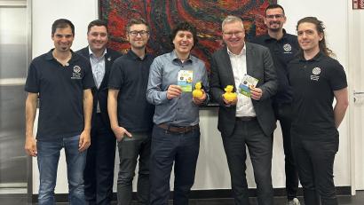 Bild: Wolfgang Mai 
Der Präsident von Round Table 69 Amberg, Robert Winkler (Mitte), überbrachte dem Schirmherrn drei VIP-Enten, die Nummer 1 für OB Michael Cerny, die 2 und 3 für seine Stellvertreter.