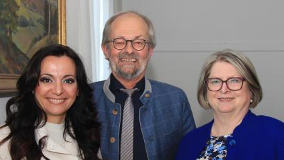 Bild: hd
Helmut Härtl (Mitte) ist einstimmig zum Zweiten Bürgermeister gewählt worden. Erste Bürgermeisterin Margit Bayer (links) und Dritte Bürgermeisterin Gisela Kastner (rechts) gratulierten.