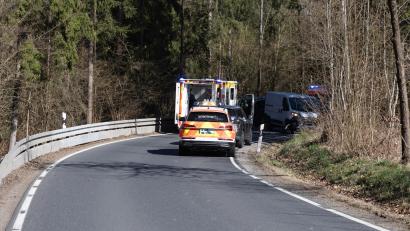 Bild: Roland Wellenhöfer
Die Staatsstraße war während der Unfallaufnahme mehrere Stunden komplett gesperrt.