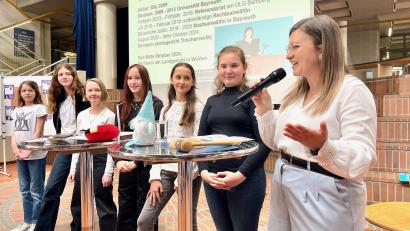 Bild: Gabi Schönberger
Die Richterin Janina Leinhäupl erzählt dem Schülerinnen im Rahmen der Verfassungsviertelstunde davon, wie wichtig es ist die Wahrheit zu sagen.