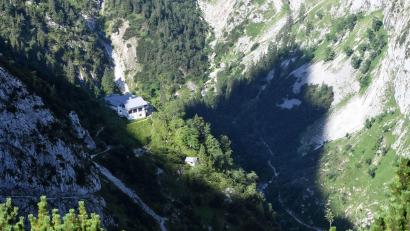 Archivbild: Angelika Warmuth/dpa
Das Höllental bietet anspruchsvolle Wandertouren, im April kann dort auch noch Schnee liegen.