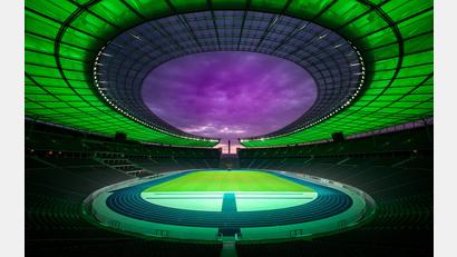 Bild: Reiher &amp; Seidel/Olympiastadion Berlin/dpa
Geheimnisvolles Rund: Zur Lichterlebnis-Tour wird das Berliner Olympiastadion in besondere Farben gehüllt.