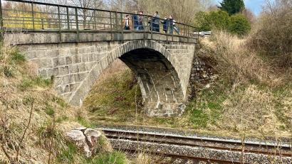 Bild: Gabi Schönberger
Eine uralte Eisenbahnbrücke steht in Neustadt der Elektrifizierung der Strecke im Weg. Wird sie neu gebaut, muss die Stadt sie kaufen. Nun geht es um Wege, das zu verhindern.