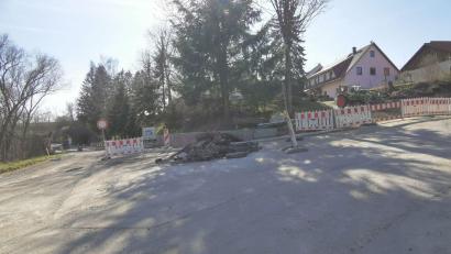 Bild: gz
Aktuell wird die Langauer Straße für anstehende Asphaltierarbeiten vorbereitet.