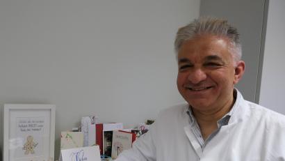 Bild: gsp
In seinem Arbeitszimmer sammelt Dr. Hischam Bassiouni die Dankesschreiben von Patientinnen und Patienten, die er erfolgreich operiert hat. Am Sonntag, 13. April, feiert die Koryphäe auf seinem Fachgebiet 60. Geburtstag.